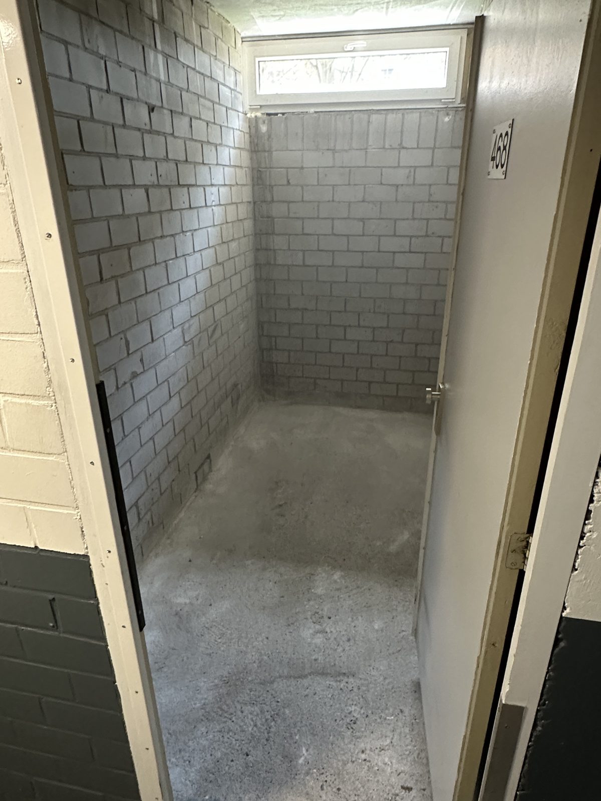 Volledig lege en aangeveegde kelderbox na de ontruiming