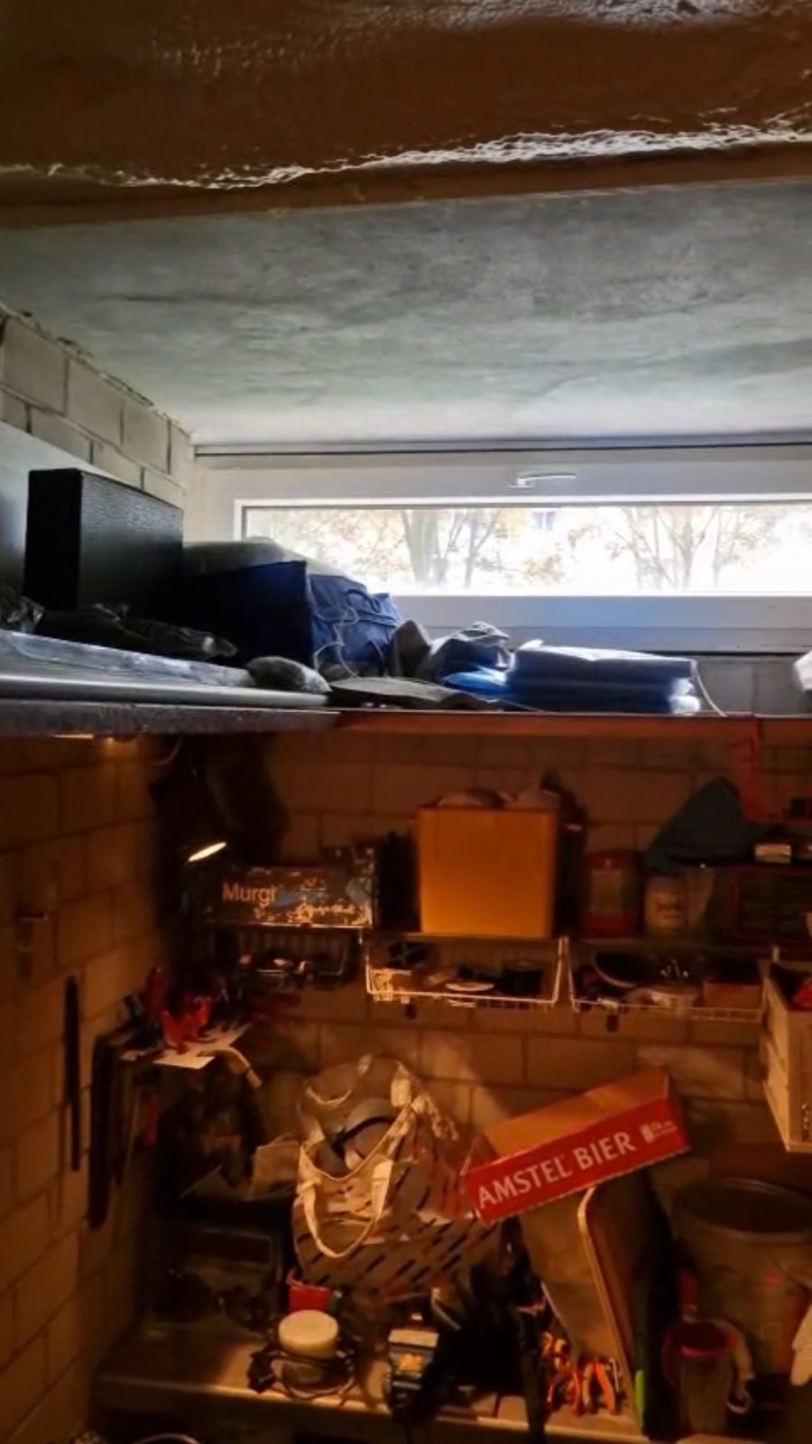 Kelderbox vol met verzamelingen, gereedschap en dozen vóór het leeghalen