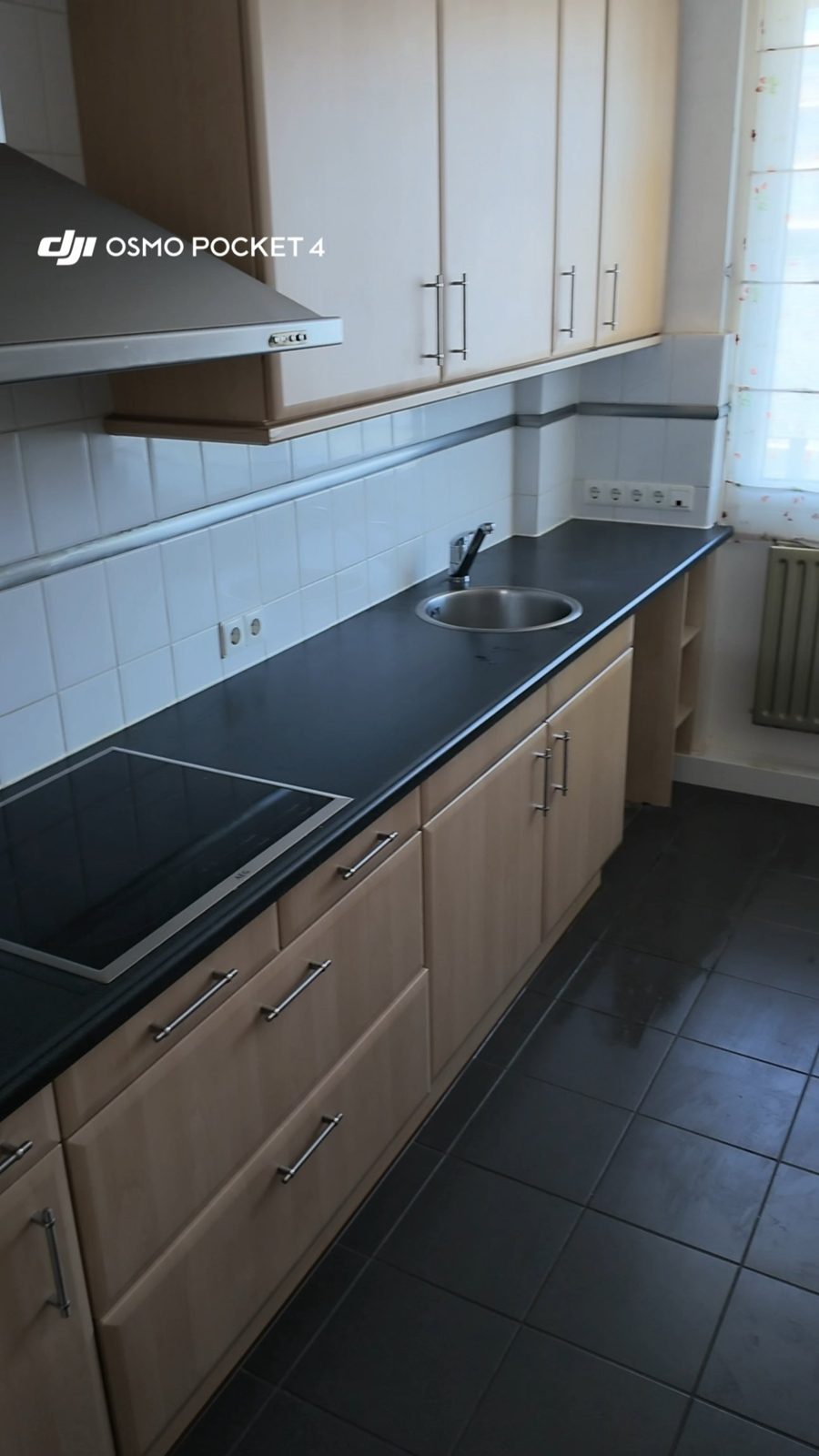 Lege, schone keuken na de woningontruiming