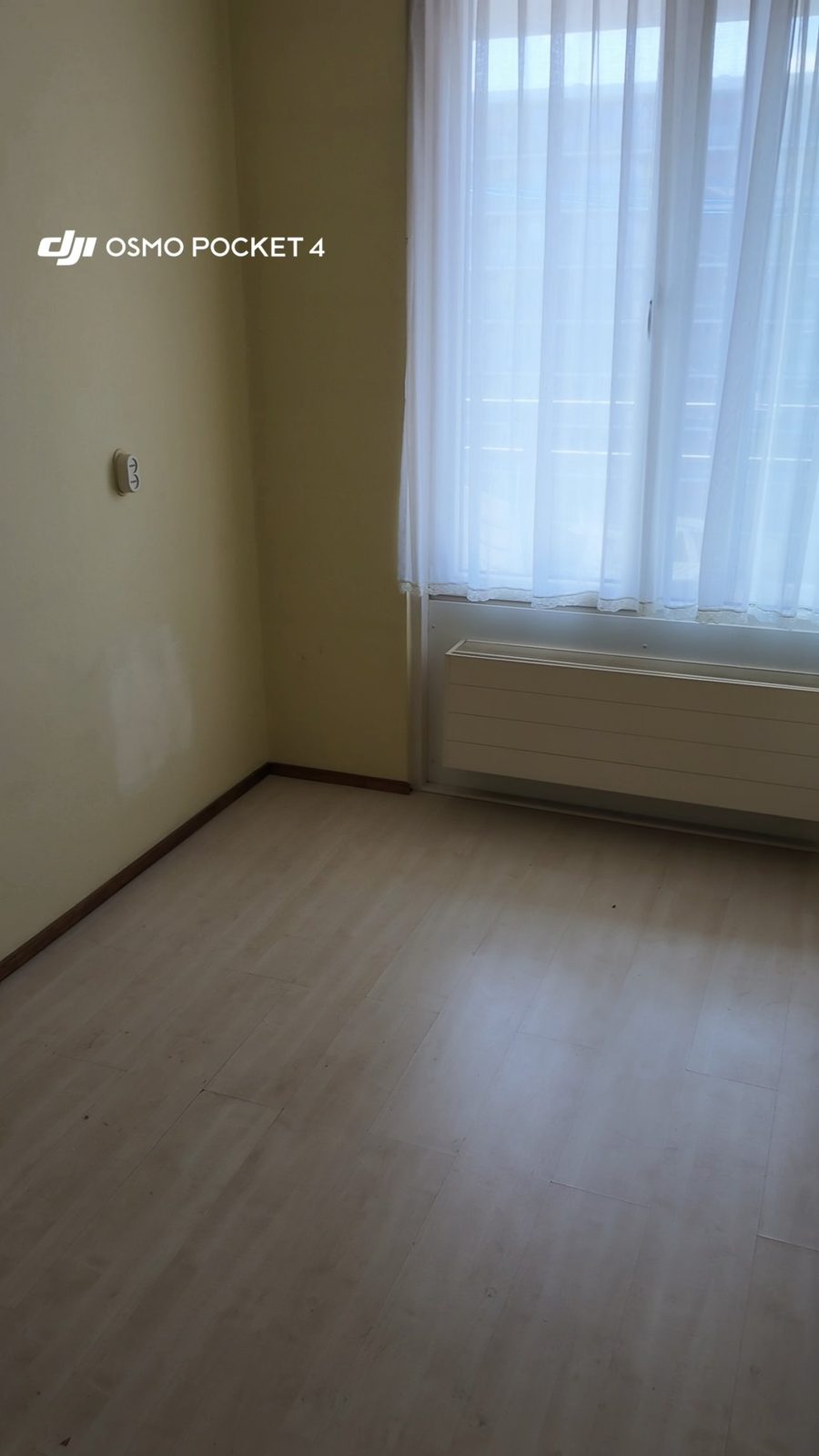 Lege slaapkamer na het verwijderen van het bed en de kasten
