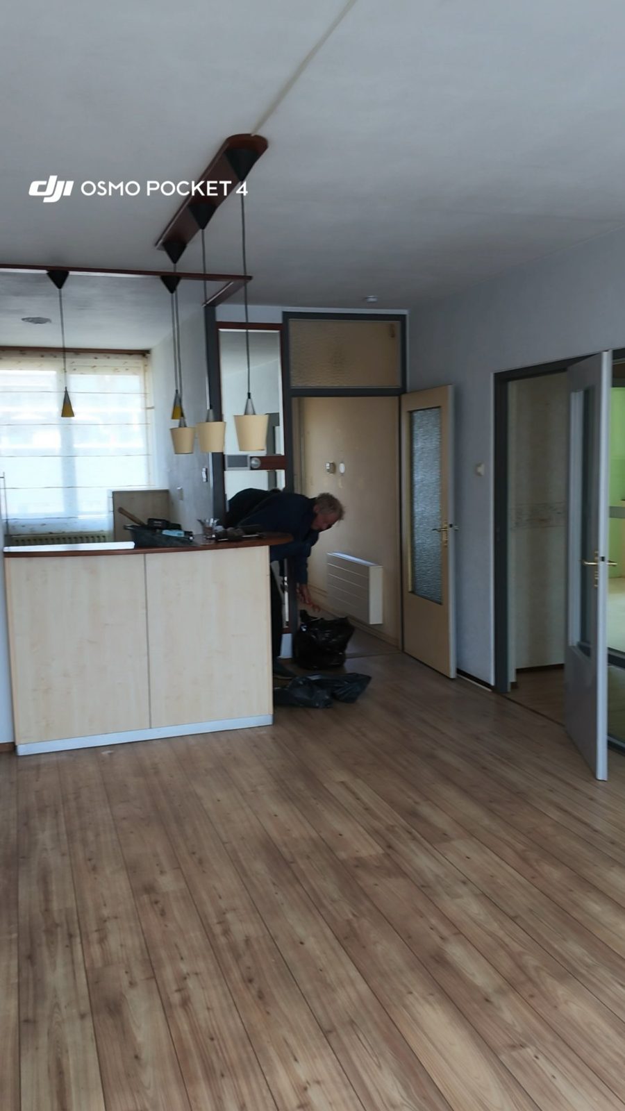Lege woonkamer met geveegde vloer na de woningontruiming