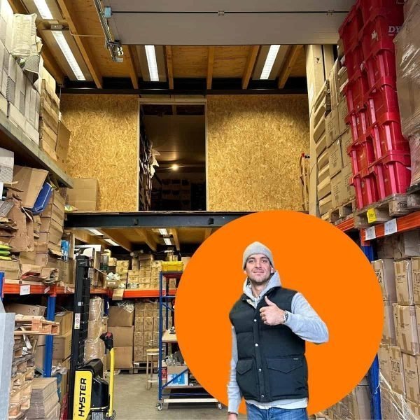 Hugo van Huis of Bedrijf Ontruimen in het magazijn met opgekochte partijen en bouwmaterialen